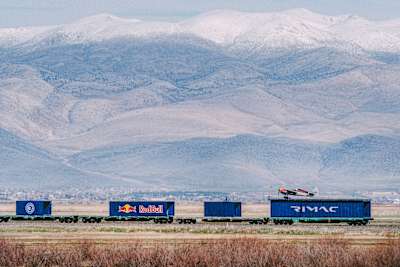 Costa, Zivko Edge 540 akrobasi uçağıyla saatte 120 km hızla giden 9 vagonlu bir trenin son vagonunun üzerine kusursuz bir iniş gerçekleştirdi ve ardından aynı noktadan kalkış yaptı.