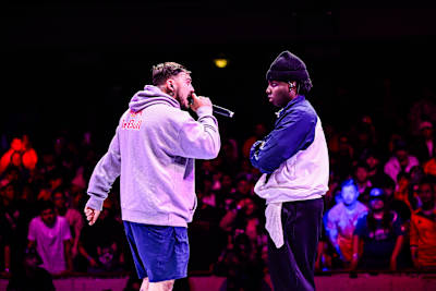 En 2026, Rapder y Fat N se enfrentan en el escenario del Red Bull Batalla Torneo de Plazas en Bogotá, Colombia, mostrando un rap freestyle de alta energía ante un público vibrante