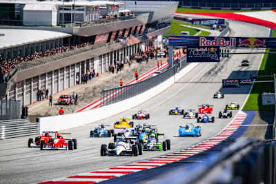 Erlebe legendäre Rennwagen aus mehreren Jahrzehnten