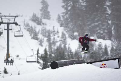 Лижник здійснює трюк 