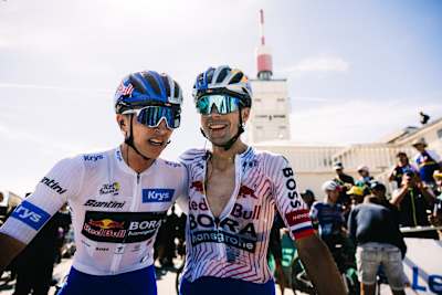 Florian Lipowitz en Primoz Roglic op de top van de Mont Ventoux