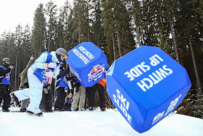 Учасники турніру Red Bull Roll The Dice в Буковелі, Карпати, Україна, 21 лютого 2026 року.