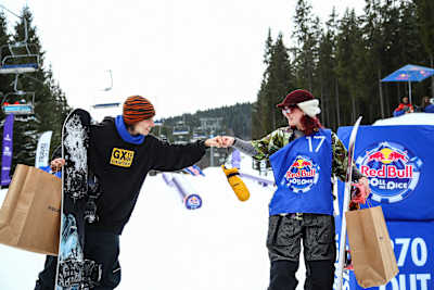 Віктор Міхалевич та Дарьяна Волохова святкують перемогу на Red Bull Roll The Dice в Буковелі, Карпати, Україна, 21 лютого 2026 року.  