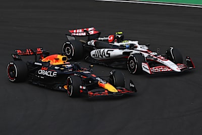 Verstappen gebruikt de scherpe haarspeldbocht om Bearman in te halen