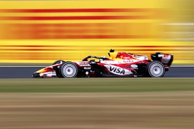 Arvid Lindblad u bolidu VCARB-a na stazi Suzuka