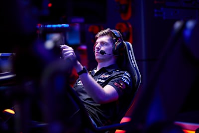 Max Verstappen v závodním simulátoru