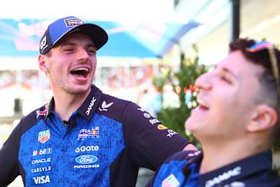 Verstappen en Hadjar kunnen aardig met elkaar opschieten