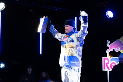 Jørgen Taklo feirer at han var raskest ned fjellet under Red Bull Homerun, og vant skiklassen på Hafjell 7. mars, 2026. 