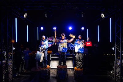 Christine Tybring-Torsk holder opp både seiersbrettet og det synlige beviset på at hun er vinner av årets Red Bull Homerun i snowboardklassen – til tross for at hun droppet bindingene! 