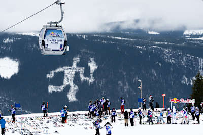 Deltagerne plasserer utstyret på startstreken og gjør seg klare til å sprinte ut i kampen om heder og ære under Red Bull Homerun 7. mars, 2026. 
