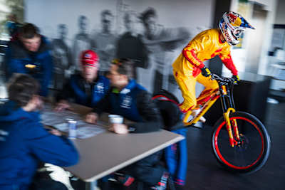 Fabio Wibmer Ofisdə dağ velosipedi sürür