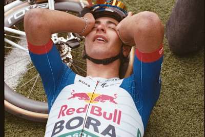 Davide Donati kann im Ziel seinen Sieg kaum fassen.