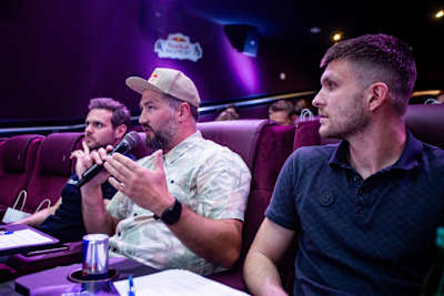 Filip Flisar sodeluje z udeleženci na dogodku Red Bull Basement 2026 v Ljubljani, kjer ustvarja energično vzdušje za inovativne misli