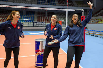 Hazal Selin Uygur ve takım arkadaşları