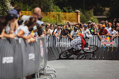 24 sierpnia 2025 r. Johannes Fischbach pokonuje zakręt na Red Bull Cerro Abajo w Genui we Włoszech, zachwycając widzów podczas tej epickiej przygody zjazdowej w mieście.