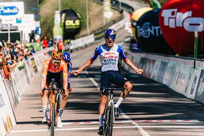 Giulio Pellizzari gewinnt die zweite Etappe der Tour of the Alps 2026.