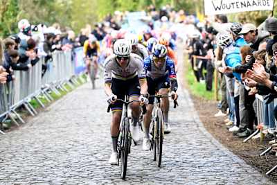 Tadej Pogačar und Remco Evenpoel während der 110. Flandern-Rundfahrt am 05. April 2026 in Oudenaarde, Belgien.