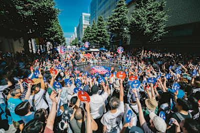 ジャッジは観客。赤と青のカードが、勝者の行方を決定する。