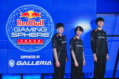 ゲーミングライフスタイルブランド「ZETA DIVISION」の『スト6』部門に所属する、ひぐち（左）、ひかる（中央）、ヤマグチ（右）。