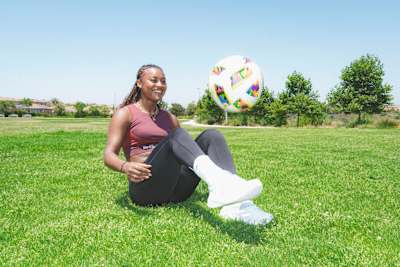 Jaedyn Shaw juggling