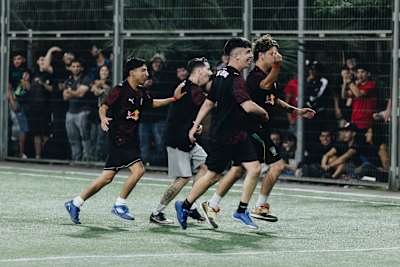 Mc's jugando el partido en Parque O'higgins