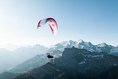 Im Juli 2023 fliegt Patrick von Känel mit seinem Red Bull-Gleitschirm über Frutigen in der Schweiz und fängt den Nervenkitzel des Abenteuers über den Alpen ein.