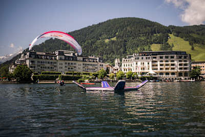 Am 24. Juni 2025 verblüfft Patrick von Känel die Zuschauer bei Red Bull X Alps in Zell am See, Österreich, mit einer epischen Paragliding-Performance über dem malerischen See