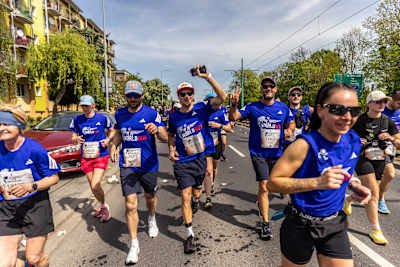 Andrzej Bargiel, Tadeusz Błażusiak i Łukasz Czepiela na trasie w Poznaniu - Wings for Life World Run 2026, Poznań, 10 maja
