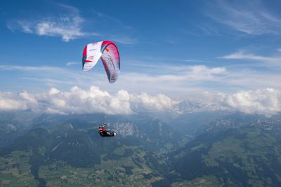 Am 18. Juni 2025 fliegt Patrick von Känel beim Red Bull X Alps hoch über die Alpen in der Schweiz und fängt den Geist des Abenteuers beim härtesten Abenteuerrennen der Welt ein
