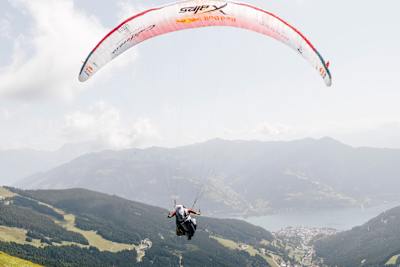 Am 24. Juni 2025 startet Patrick von Känel (SUI2) während des Red Bull X Alps mit seinem Gleitschirm über der Schmittenhöhe und fängt den Nervenkitzel und das Abenteuer des kultigen Rennens ein
