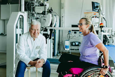 Prof. Armin Curt in conversation with his patient