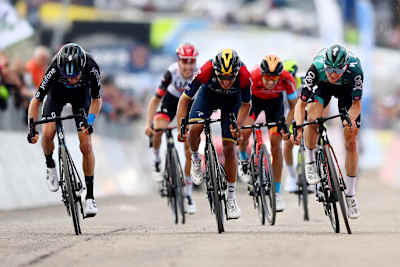 Jai Hindley in the final metres before the finish line on Blockhaus in 2022