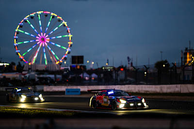 Lucas Auer ve Mercedes AMG Team Verstappen Racing, Mayıs 2026'daki ADAC RAVENOL 24 saat dayanıklılık yarışı sırasında Almanya'daki Nürburgring'i Red Bull renkleriyle aydınlatıyor