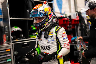 Ayhancan Güven, 16 Mayıs 2026'da Almanya'nın Nürburg kentinde düzenlenecek 24H Nürburgring yarışı için garajda adrenalin yüklü motor sporları aksiyonuna hazırlanıyor