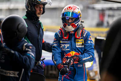 Max Verstappen, 16 Mayıs 2026'da Almanya'nın Nürburg kentindeki 24H Nürburgring etkinliği sırasında Red Bull yarış kıyafeti ve kaskıyla efsanevi dayanıklılık yarışına hazırlanıyor