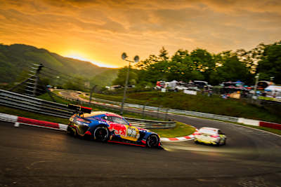 Em 17 de maio de 2026, Max Verstappen capta a energia ao pôr do sol na lendária 24 Horas de Nürburgring, em Nürburg, Alemanha