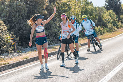 Nataša Šustić i Nikolina Šustić snažno koračaju na glavnoj utrci Wings for Life World Run 2026 u Zadru, Hrvatska, u društvu vodećih biciklista koji podržavaju najbolje trkačice