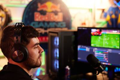 Oyunçu 19 sentyabr 2025-ci ildə Londonda keçirilən EA Sports FC26 təqdimat tədbiri zamanı Red Bull Gaming Sphere-də canlı yayım edir