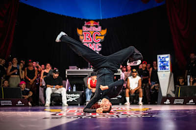 Red Bull BC ONE Cypher Latam en Sao Paulo, Brasil, el 05 de octubre de 2025, personificando la energía urbana y el espíritu vibrante de Red Bull