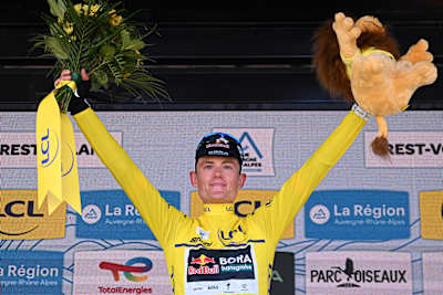 Luke Tuckwell im Gelben Trikot bei der Tour Auvergne-Rhône-Alpes