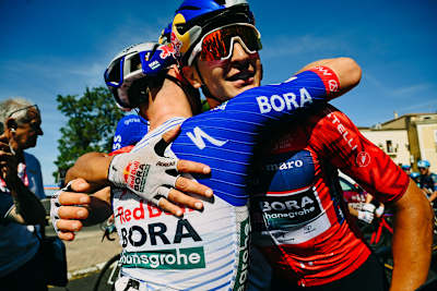 Davide Donati und Paul Fietzke feiern nach dem Zieleinlauf.