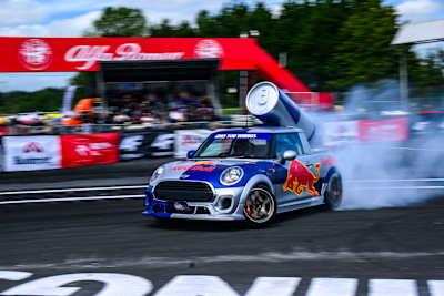 Driftujące Mini w barwach Red Bulla - jedna z atrakcji dodatkowych Red Bull Drift Masters Irlandia