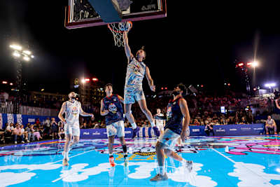 Гравці борються за перемогу під час фіналу чемпіонату світу Red Bull Half Court 2025 року в Дубаї