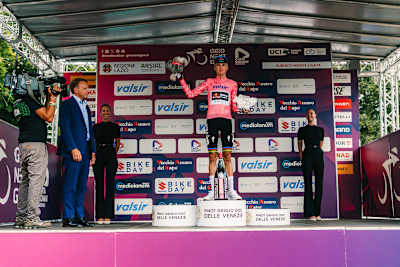 Lorenzo Finn im Rosa Trikot