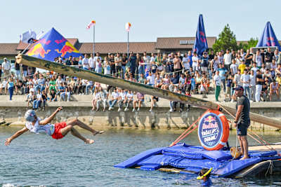 2023-cü il iyulun 22-də Bakı, Azərbaycan-da keçirilən Red Bull Yağlı Direk yarışında bir iştirakçı həyəcanverici bir tullanış edir, izdiham isə müsabiqənin həyəcanı və enerjisi fonunda alqışlayır