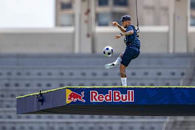 El delantero brasileño Neymar Jr se enfrenta a una serie de desafíos como parte del Red Bull Ultimate Football Challenge. 