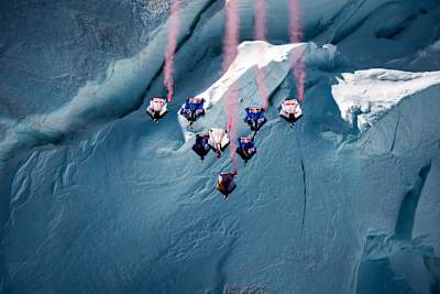 Fred Fugen, Dani Roman, Marco Fuertz, Marco Waltenspiel, Sebastian Alvarez, Andy Farington, Aurélien Chatard et Mike Swanson, volant en formation au-dessus du Mont Blanc, en France, le 18 juin 2026   