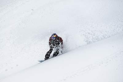 Travis Rice lors de la première journée des qualifications du Natural Selection Snow, le 10 mars 2026, à la station de Revelstoke Mountain Resort, à Revelstoke, en Colombie-Britannique, au Canada. 