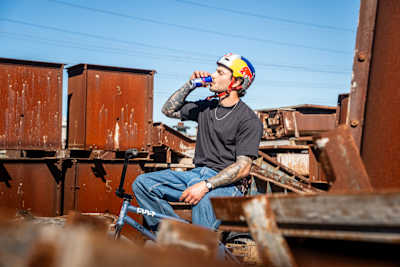 George Ntavoutian trinkt eine Red Bull-Dose während des Red Bull Cape Concrete Social First Project in Kapstadt, Südafrika, am 3. Mai 2026.