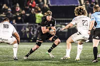 Finn Baker carries against Bath Rugby in the Gallagher PREM